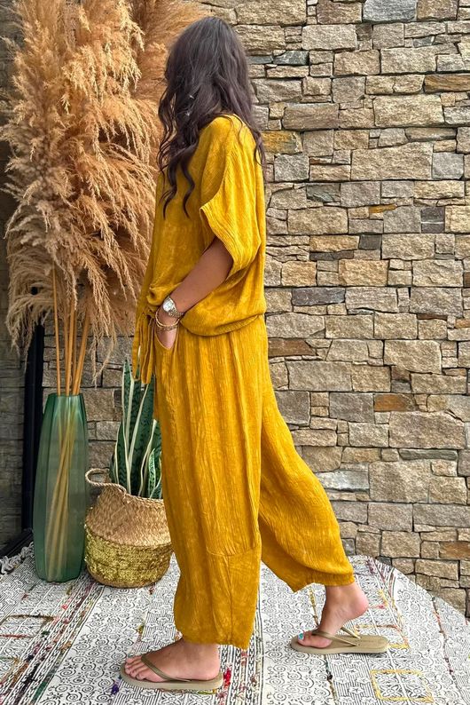 Kiti Paisley Damask Hitch Tee Tumeric